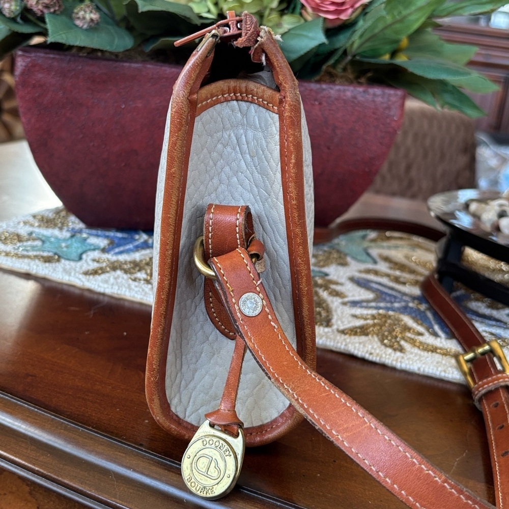 Vintage Dooney & Bourke All-Weather Pebbled Leather Zippered Crossbody Purse 80s - Picture 6 of 16